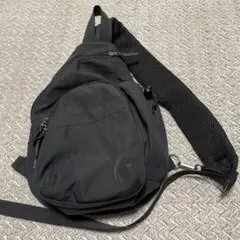 ブラック ナイロン スリングバッグ