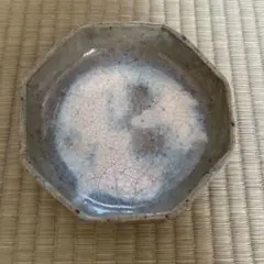 八角形のグレーと白の皿