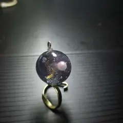 宇宙テーマの紫色チャーム