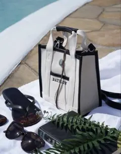 BAYFLOWのミニスクエアコンチョロゴトートバッグ