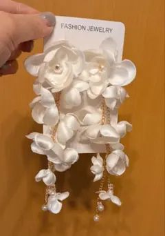 お花　イヤリング　大ぶり　結婚式　白　ホワイト　ブライダル　ウェディング