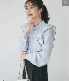 雙色拼接荷葉邊襯衫 La boutique BonBon