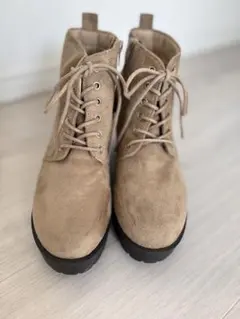 Lovetoxicベージュ スエード レースアップ ブーツ