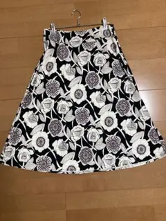 ローラアシュレイ、フレアスカート 花柄 黒、暗いパープル 花、シック