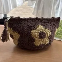ハンドメイド　かぎ編みファスナーポーチ　お花モチーフ編み　グラニースクエア　茶色