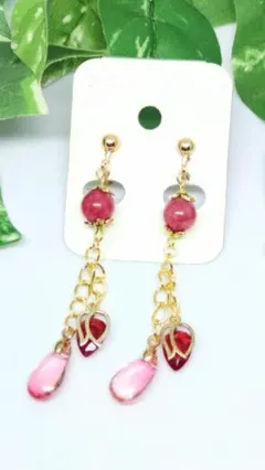 大人かわいい系イヤリング　レッドチューリップ