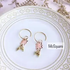 フラワーコネクターとキラキラビーズのフープ風ピアス シンプル&エレガント
