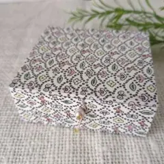 ③カルトナージュ　蓋付き小箱　小物入れ　ハンドメイド