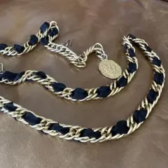 インゲボルグ 金属製チェーンと黒リボンの編み込みベルト メダリオン付き