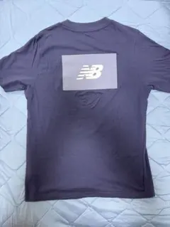 【一度着用したのみ】New Balance ネイビー Tシャツ Mサイズのサムネイル