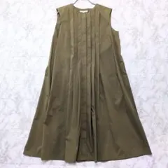 23区 ピンタック ノースリーブ 比翼仕立て 膝下丈 ワンピース カーキのサムネイル