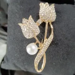 キラキラチューリップデザインのエレガントブローチ ゴールド色　　　230