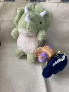 ダイソー　ぬいぐるみ　恐竜　トリケラトプス