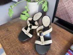 GUCCI :ベージュ スエード ストラップサンダル