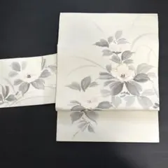 白地に大柄の花と金粉　名古屋帯 白地に大柄の花と金粉 名古屋帯 - メルカリ
