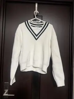 【GU】Vネック白セーター グリーン襟ストライプ