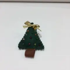 ハンドメイドのクリスマスツリーブローチ