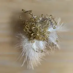 ゴールド 花モチーフ ブローチ　羽　フォーマル　コサージュ