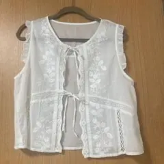 刺繍入りホワイトノースリーブベスト