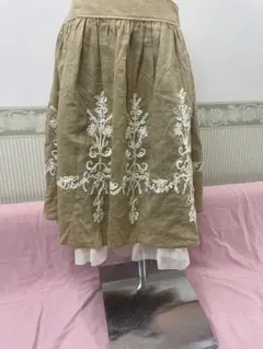 ❣️ロイスクレヨンスカートＭ 白い刺繍入りベージュ裾フリル付き❣️クリーニング済みのサムネイル