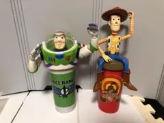 トイストーリー　バズライトイヤー、ウッディ　フィギュア付きタンブラー　セット