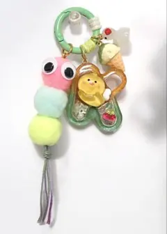 ハンドメイド　レジンイニシャルK じゃらじゃらキーホルダー