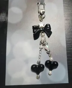 黒いリボンとハート型チャーム