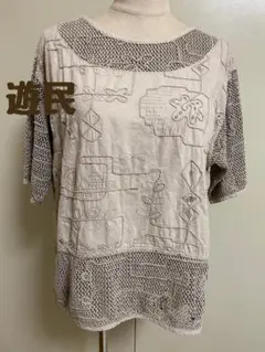 遊民　刺繍入りベージュ半袖カットソー