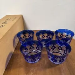 フラワースタンド 創作ガラス 藍色切子 曽根工芸　樋口陽久デザイン Amazon.co.jp: ノーブランド品 C8『創作ガラス藍色切子ビール杯揃樋口
