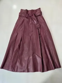 ワインレッド フェイクレザー（PUレザー）フレアスカート（ベルト付き）