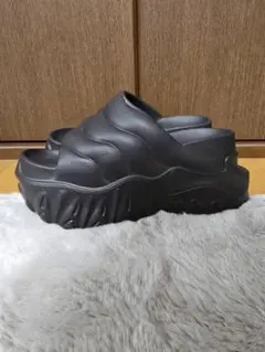 ブラック 厚底サンダル 波状ストラップ