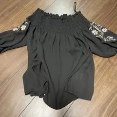 オフショルダー　黒ブラウス刺繍入り　M