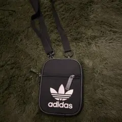 adidas ブラック ショルダーバッグ