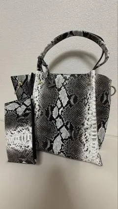 ARMANI EXCHANGE ヘビ柄バッグ 中型 ストラップ付き