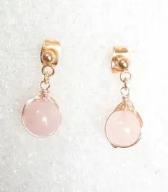 ローズクォーツの天然石一粒ピアス　ポストピアス　春ピアス
