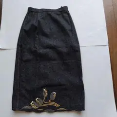 Rene ルネ刺繍入りブラックデニム風タイトスカート　絹100%のサムネイル