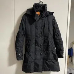 黒いダウンジャケット フード付き