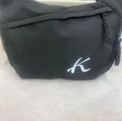 ショルダーバッグ ブラック 大容量 ポケット付き　ロゴ