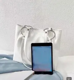 ホワイト 合成皮革 ショルダーバッグ　スタイリッシュ　通勤　通学　大容量