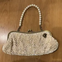 ビーズ装飾のパーティーバッグ