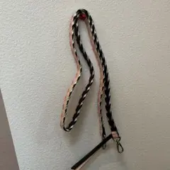 ajew エジュー ショルダーストラップ 黒とピンク 編み込みデザイン