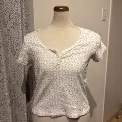 BRANDY MELVILLE 小花柄　ヘンリーネック　tシャツのサムネイル