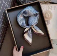 幾何学模様のシルク風スカーフ