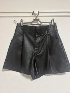 ZARA 黒レザー ショートパンツ