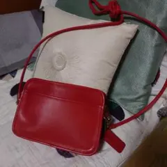 赤いレザーショルダーバッグ