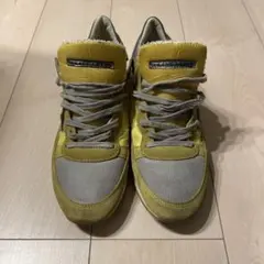 グレー スニーカー