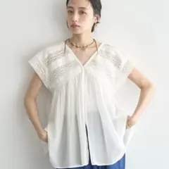 アース　ミュージック&エコロジー　レース&ピンタックフレンチブラウスのサムネイル