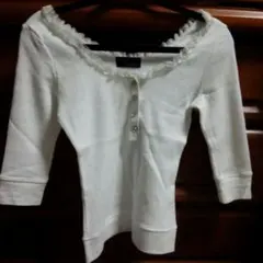 美品！CECIL McBEE白トップス♪フリル付きホワイト七分袖胸元広め