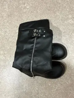 黒いジッパー付きロングブーツ