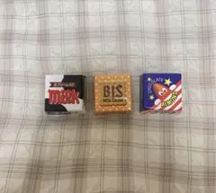 チロルチョコ　カプセルマグネット　ビスケット　アーモンド ミルクチョコレート